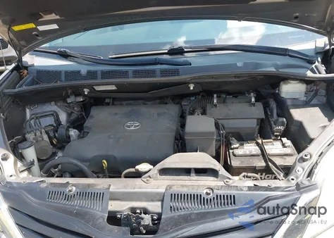 2013 Toyota Sienna Le 7 Passenger z USA, uszkodzony, nr VIN 5TDJK3DC3DS066971